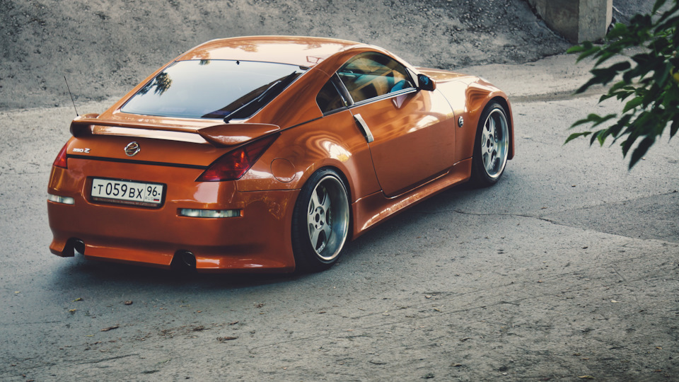 Золотой Ниссан 350z