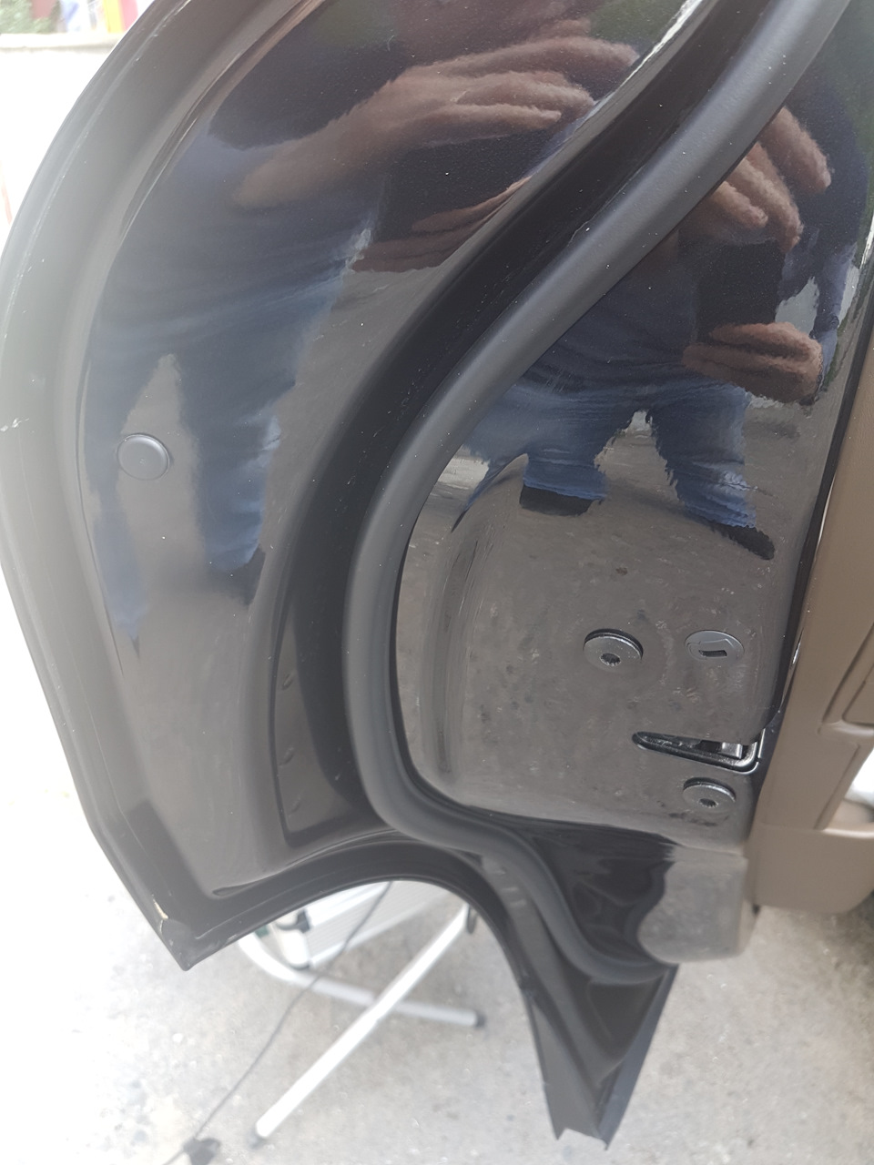 глазами ищем круглый резиновый уплотнитель, а когда находим — демонтируем) — Porsche Cayenne (2G) 958