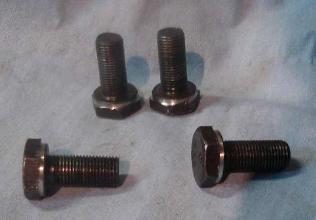 Болт крепления заднего амортизатора иж ода 2126. Иж ода 2126-060. Иж 2126 болты. Болт развальный 2126. Развальные болты иж ода 2126.