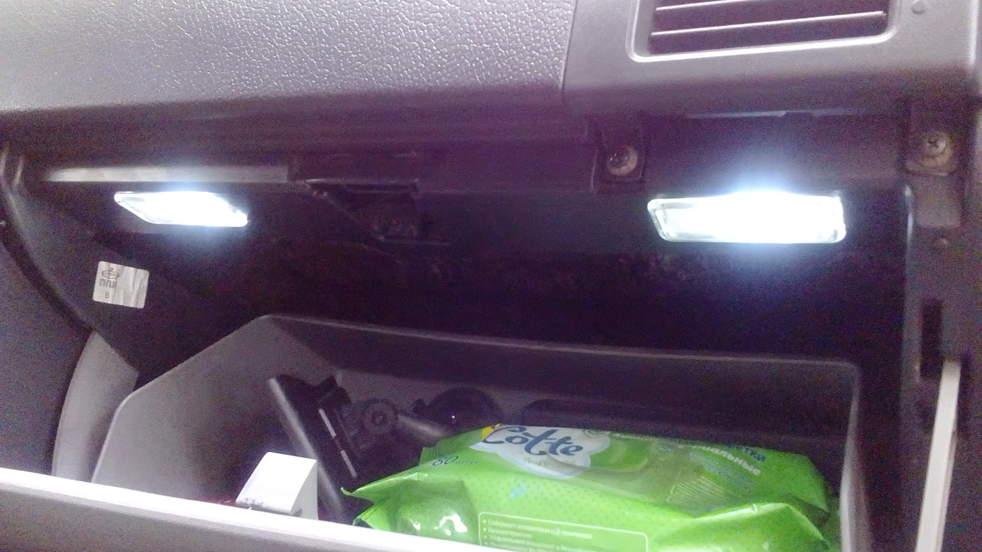 Зарядка и подсветка бардачка - Lada Приора седан, 1,6 л, 2010 года тюнинг DRIVE2