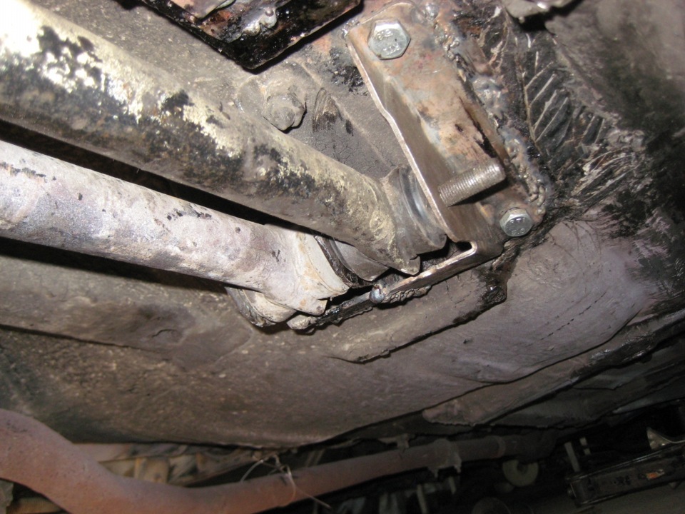 Крепление реактивной тяги нива шевроле. Крепление реактивной тяги ваз вырвало. Крепление реактивной тяги нива. Нива отрывает крепление тяги. Переварка крепления реактивной тяги нива 21213.