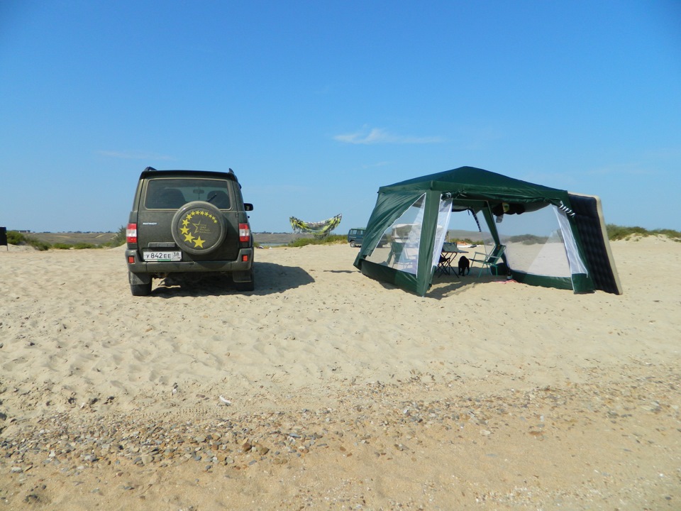 Песчаный пляж Бугазской косы. — УАЗ Patriot