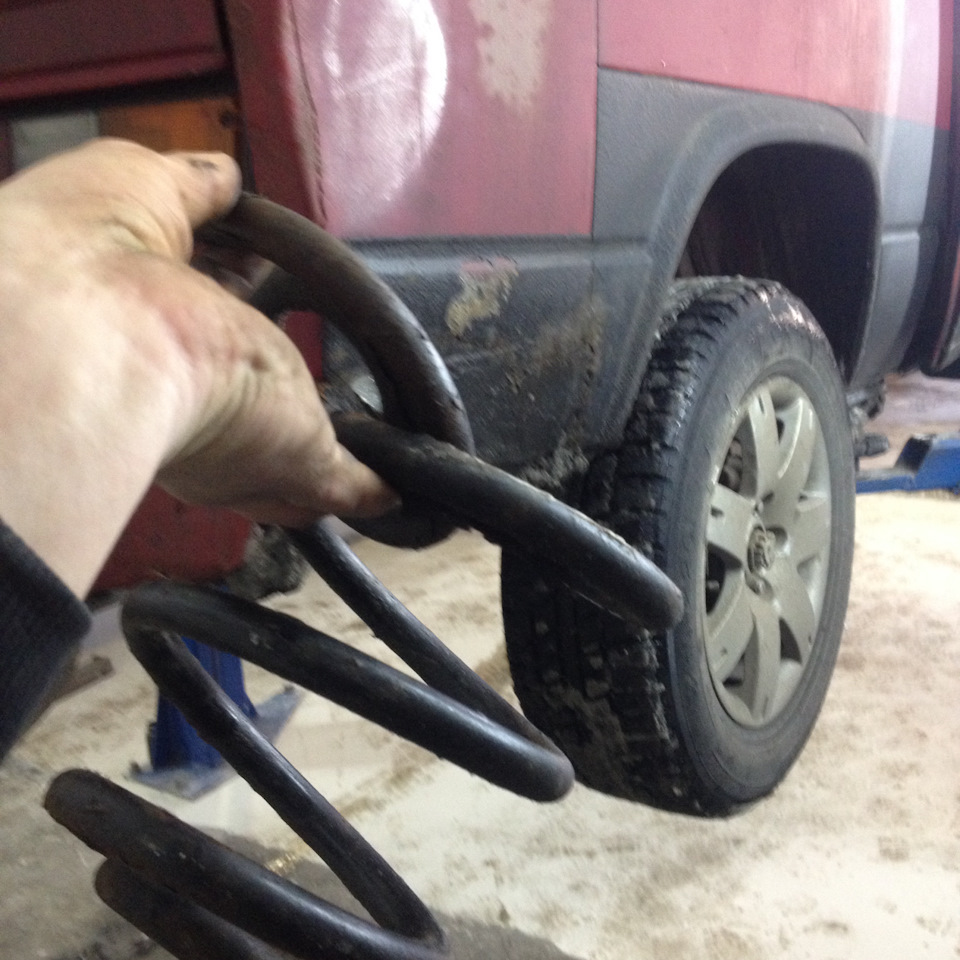 Лопнула задняя пружина. — Volkswagen Transporter T3, 1,9 л, 1984 года ...