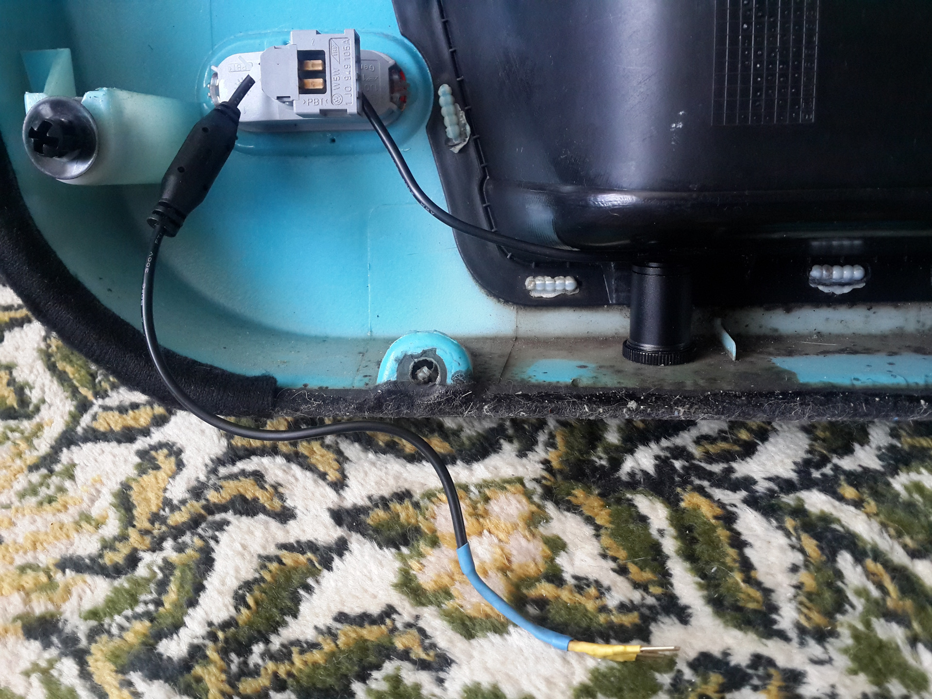 подсветка VW, ремонт личинок замков дверей, установка сигнализации ...