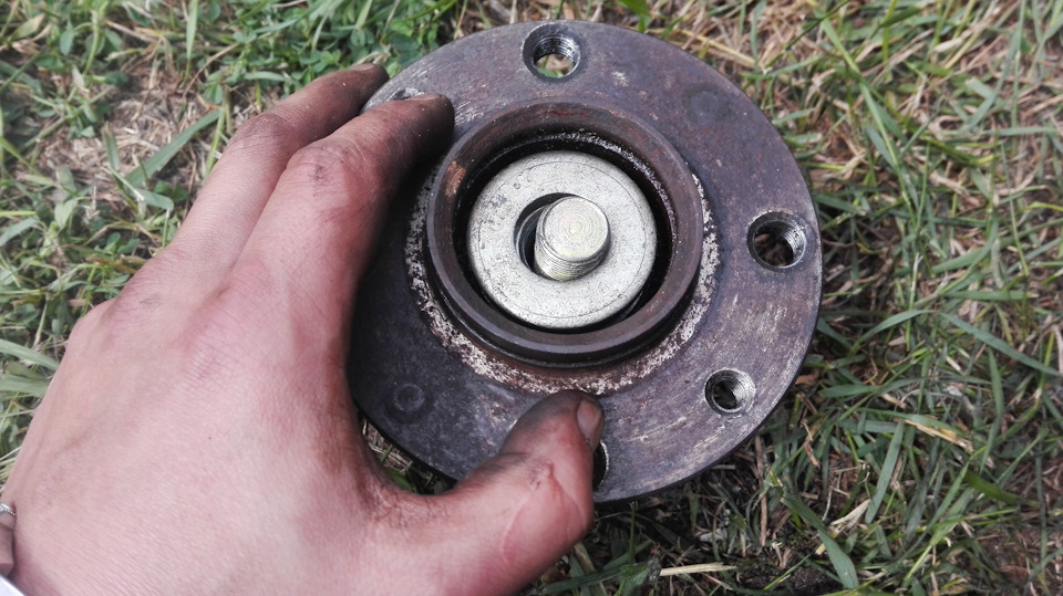 Чтобы использовать больше длинны резьбы подкладывал ступичную гайку под шайбу. — Lada 2114