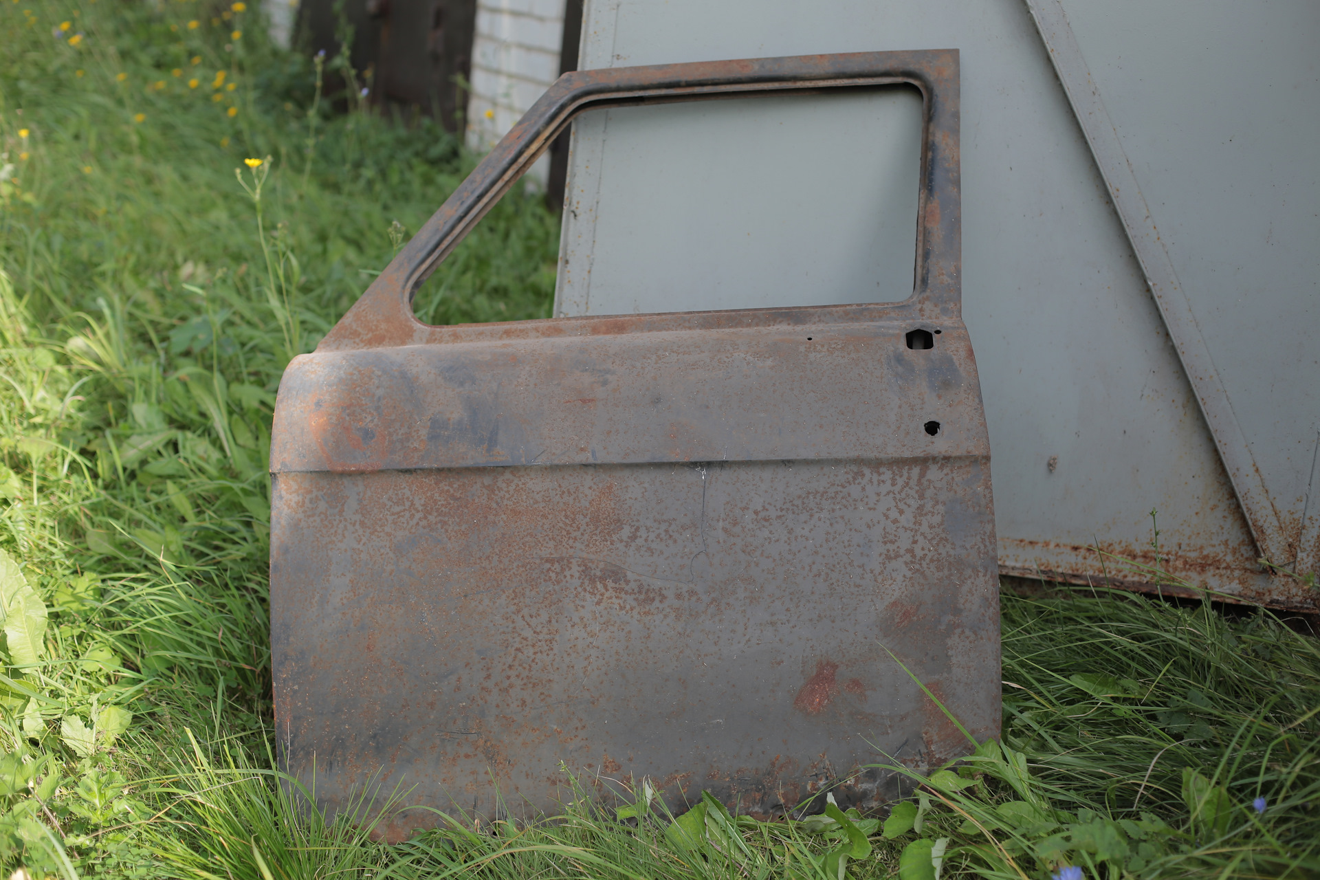 Газ 21 дверные кнопки. Сборка передней двери газ 21. Двери газ 21 волга. Двери газ 21 волга. Обшивка дверей газ 21.