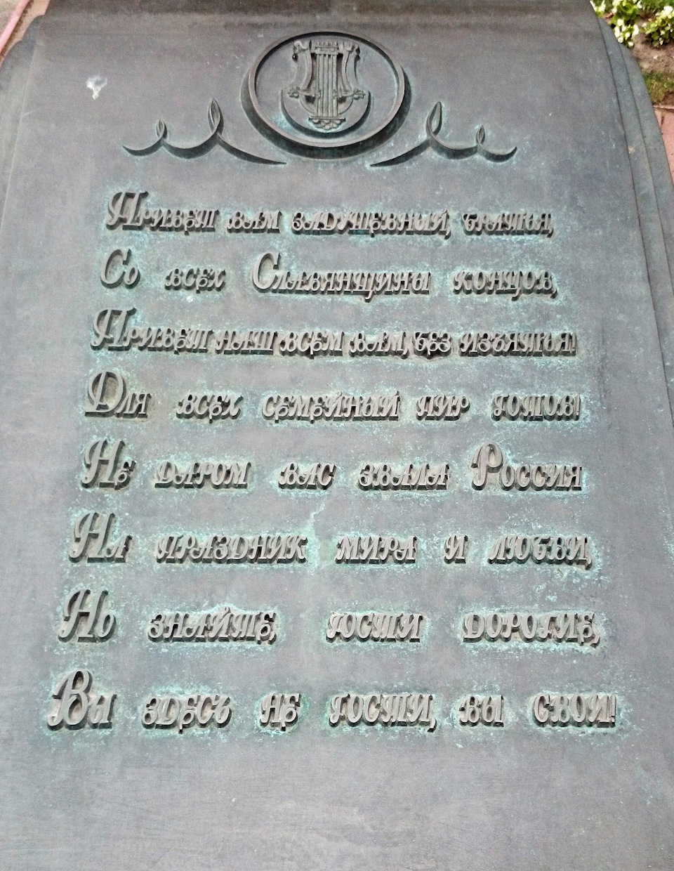 Площадь Партизан и Ленину, памятник Ф.И. Тютчеву, театр драмы в Брянске. —  DRIVE2