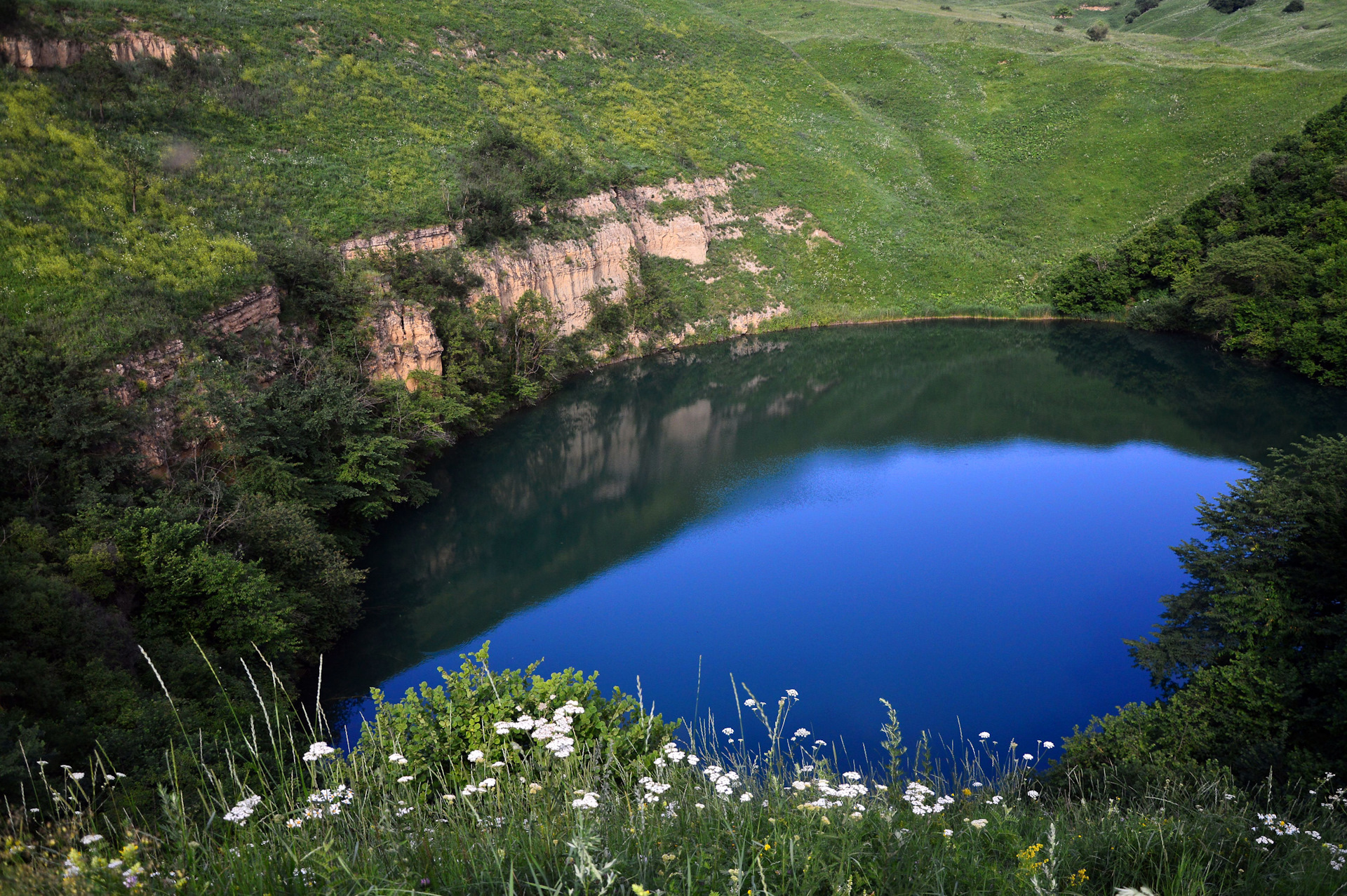 Озеро в долине Нарзанов