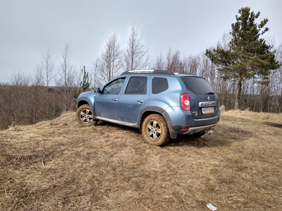 Дастер едет по грязи