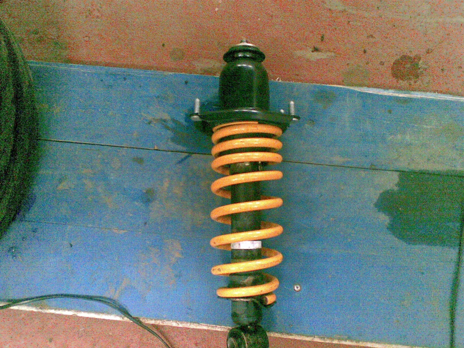 Replaced the factory springs with more elastic springs with an understatement The racks themselves were left by relatives  factory ones - Toyota Caldina 20 L 2005