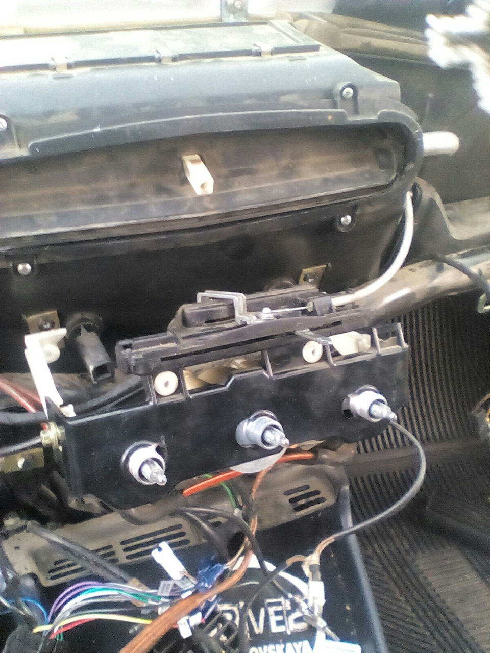 Снимаем панель с регулировками откручивая два шурупа, можете конечно открутить две гаечки, но потом придется не много по гемароется что бы выставить прямо регулировки, не забываем отсоединить тросик от регулировки моторчика и два тросика на заслонки — Mercedes-Benz 190 (W201)