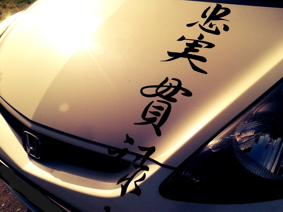 Иероглифы на машине. Иероглифы на машину. Иероглифы наклейки на авто. Японские надписи на машину. Японские иероглифы на авто.