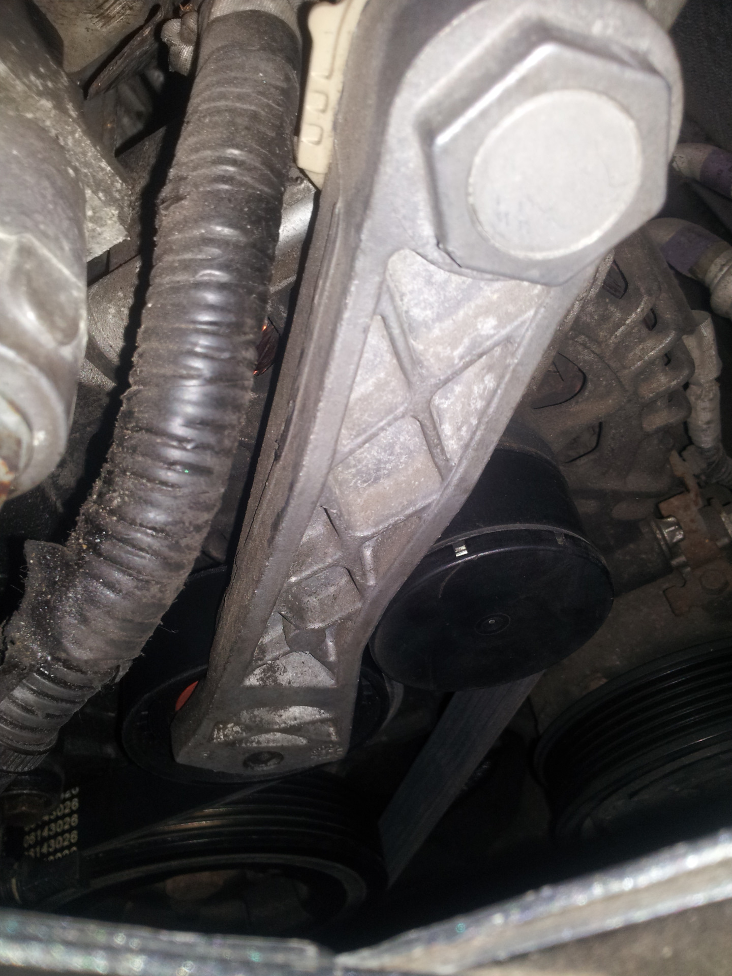 Приводной ремень пежо 308. Замена генератора ep6. Ремень пежо 308 ep6. Замена генератора ep6. Крышка ролика генератора ep6.