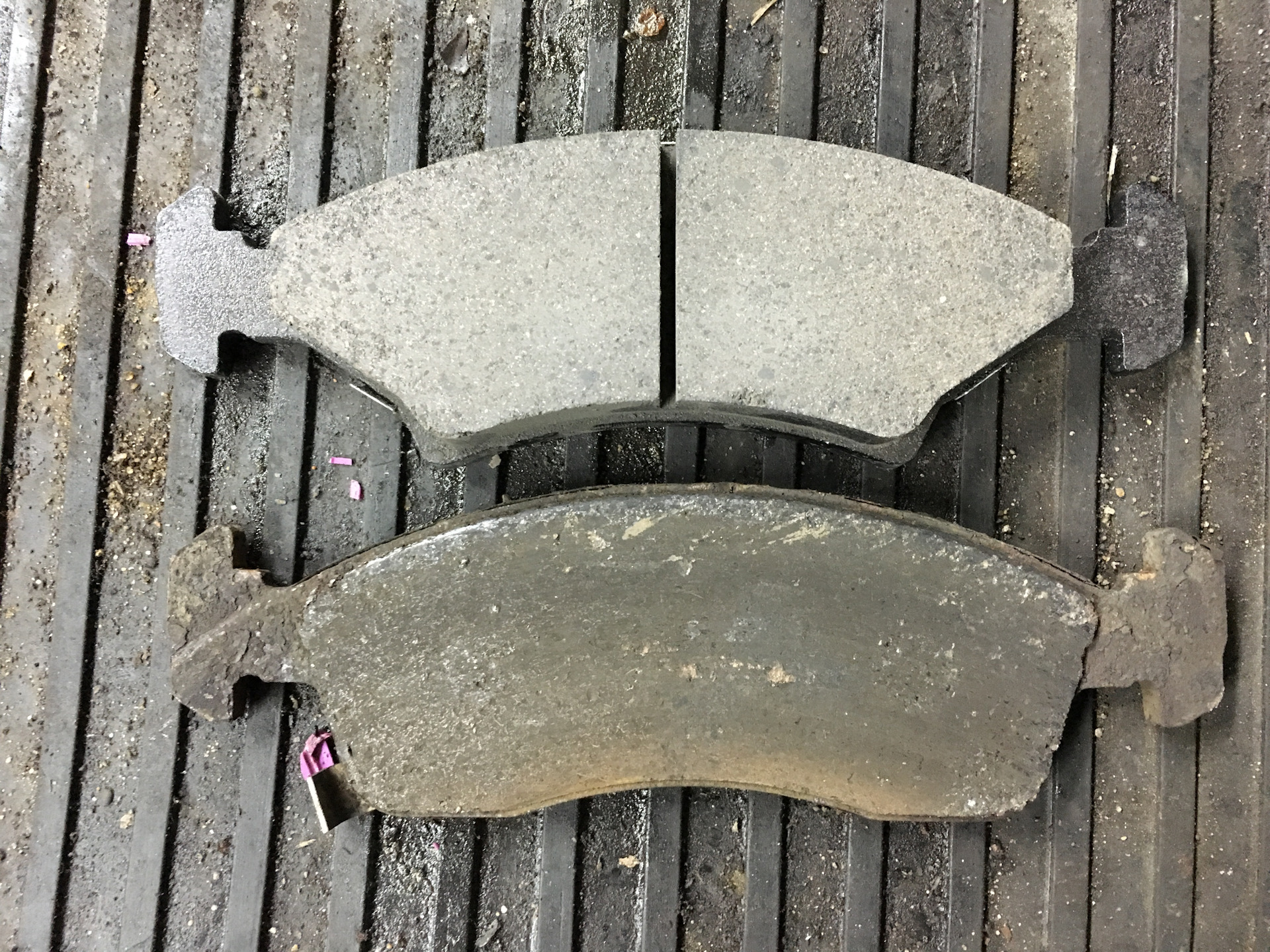 тормозные колодки jbt 8 поршневые. колодки ferodo драйв 2. шевроле кобальт задние колодки. тормозная колодка автомобиля. колодки задние шевроле кобальт 2013 артикул.