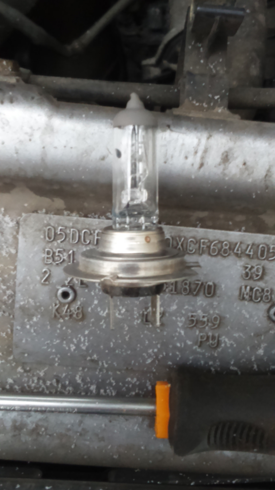 Достаем лампу, вставляем новую — Opel Corsa C