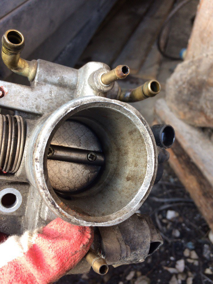 Прочистка дроссельной заслонки — Lada 2114, 1,5 л, 2007 года | своими ...