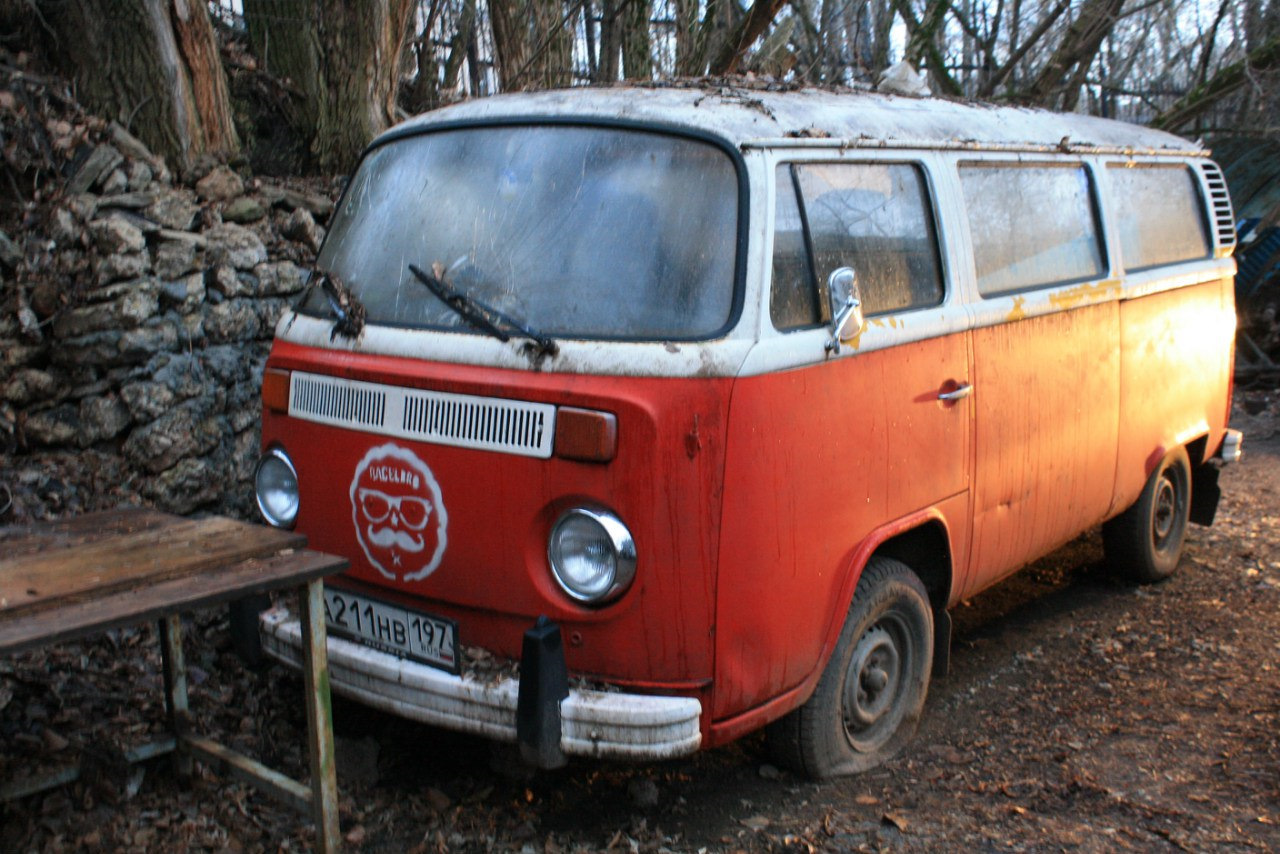 Автомобиль т 2. Volkswagen Transporter t2 1974 года…. Volkswagen Transporter t2 с человеком рядом.