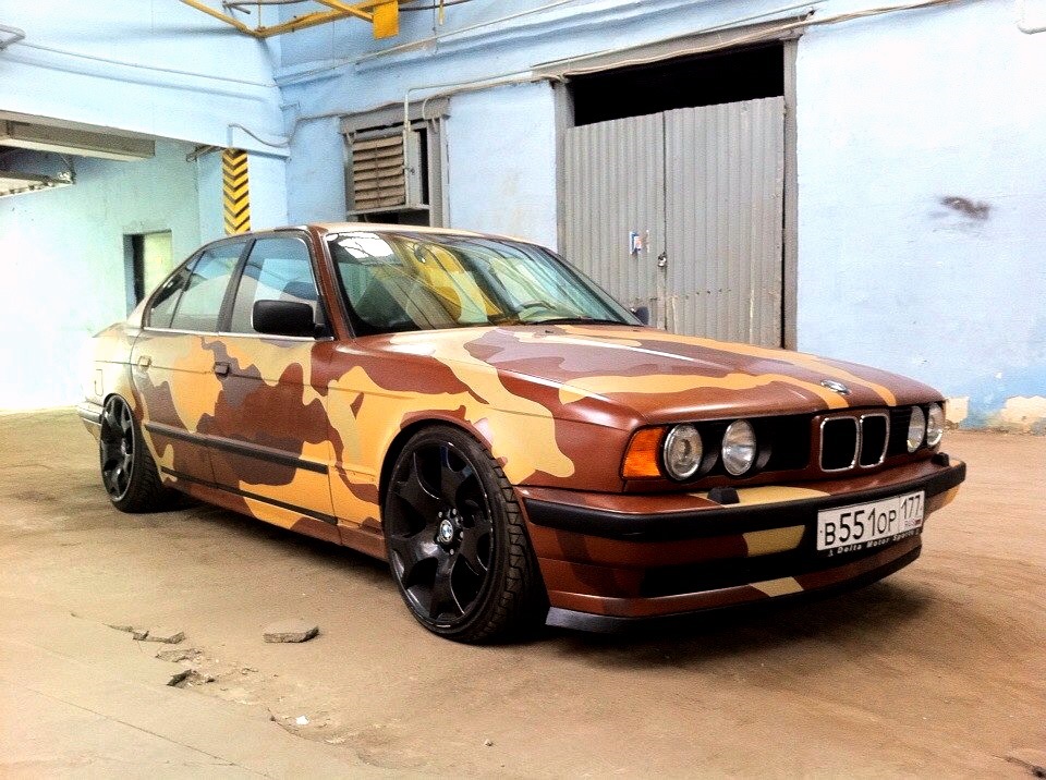 Авто е34. BMW e34 камуфляж. BMW e34 Монтана. BMW e34 оранжевая. BMW e34 Vinyl.