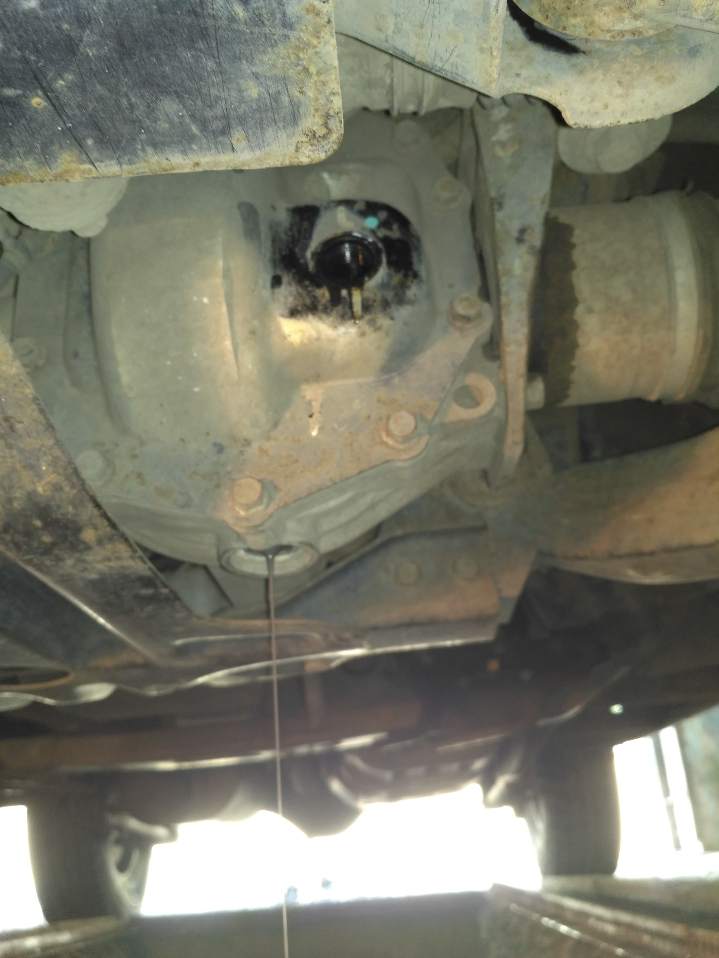 8. Замена масла в раздатке и дифференциале. Land cruiser 200 подтеки масла. Ауди а4 б6 1. Замена масла в раздатке и дифференциале.