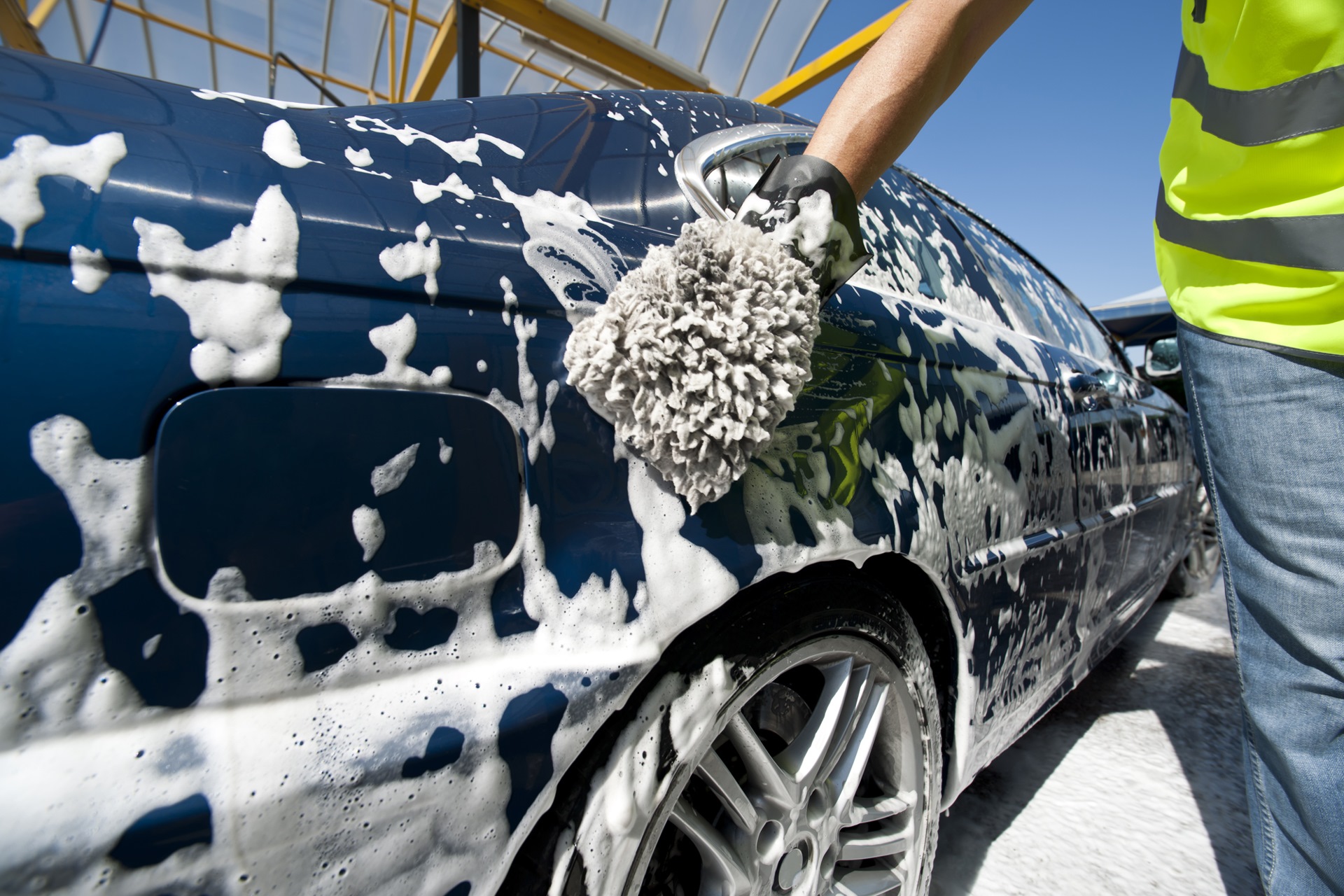 Мыть машину в частном доме. Мойка автомобиля. Мытье машины. Ручная мойка машины. Ручная мойка для автомобиля.