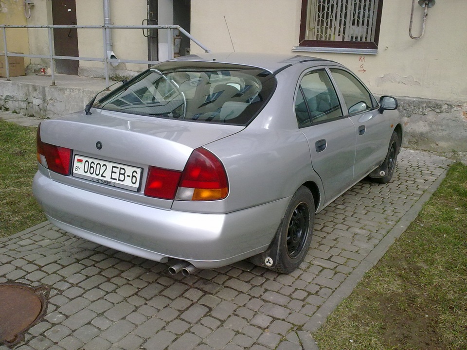 новый зад — Mitsubishi Carisma