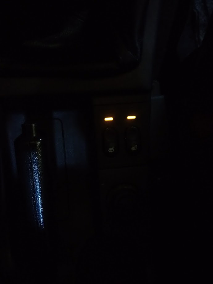 Подогрев передних сидений — Lada Приора хэтчбек, 1,6 л, 2011 года ...