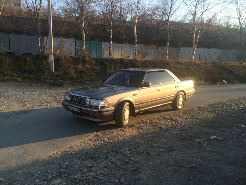 Toyota crown 131 wide body отличие