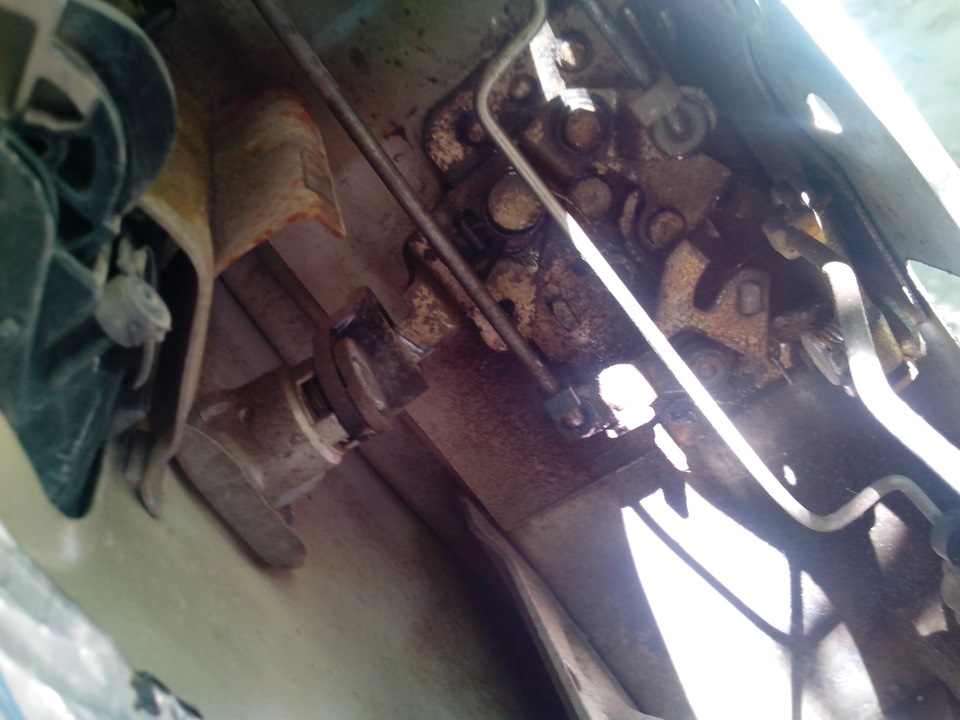 Смазываем механизм замков(ремонт центрального замка) — Daewoo Nexia, 1 ...