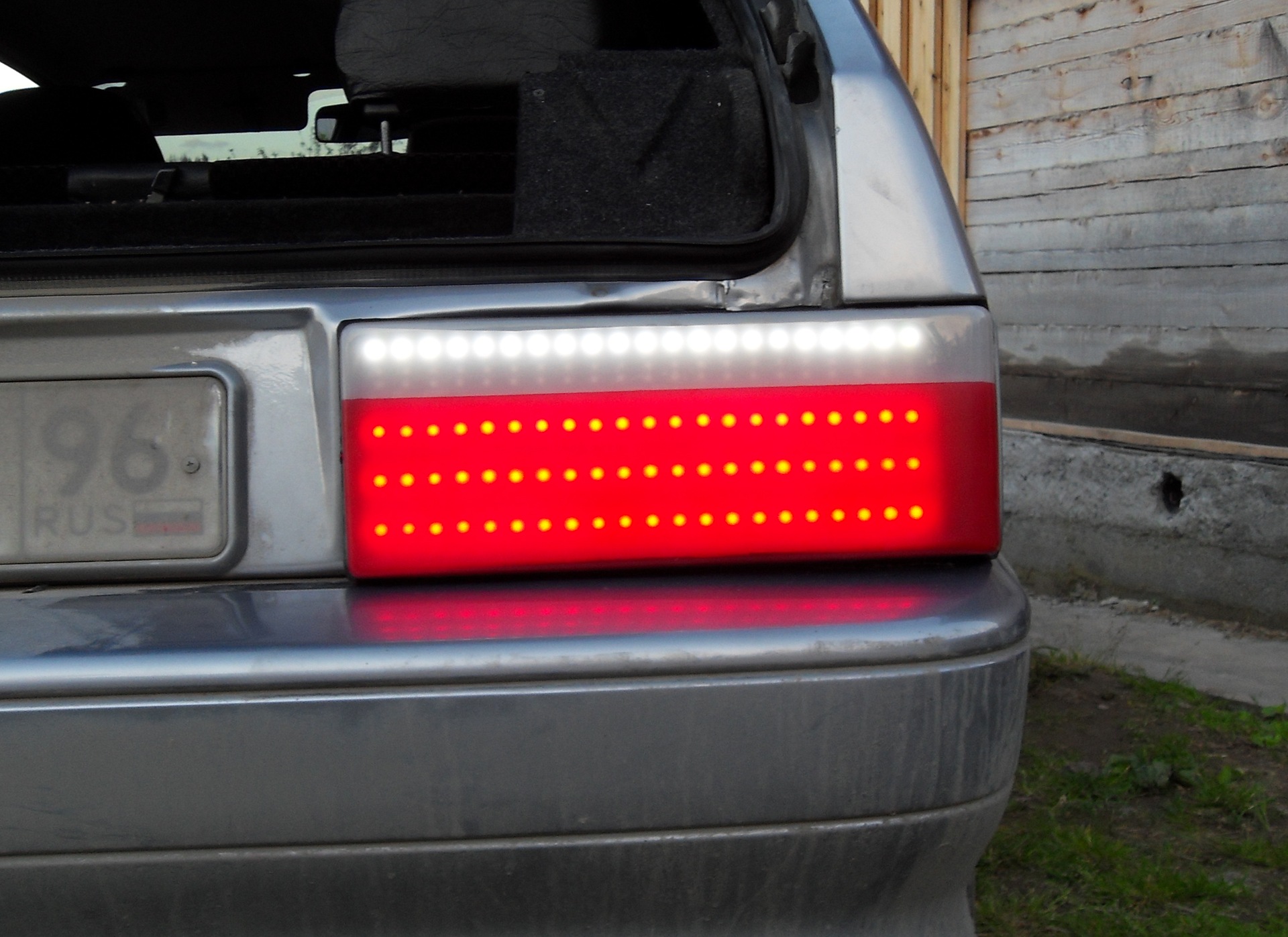 Задние светодиодные фонари на ВАЗ 2108, 2109, 21099, 2113, 2114 красно-белые