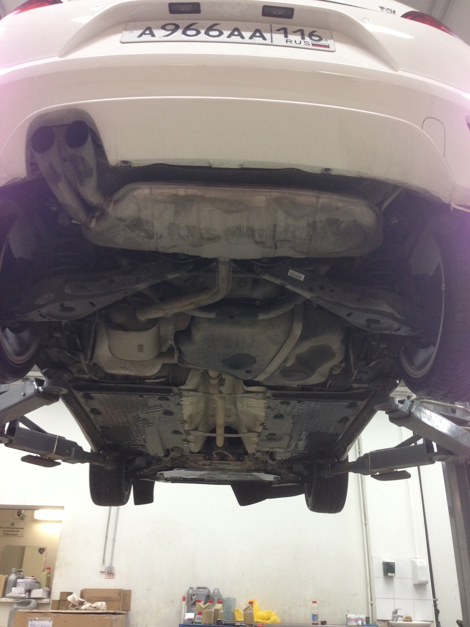 Всё по фэн шую :))) куча пластика, который что-то закрывает, защищает. Местами коцаный. Ништяк :) лучше, чем коцаное железо :) — Volkswagen Scirocco (3G)