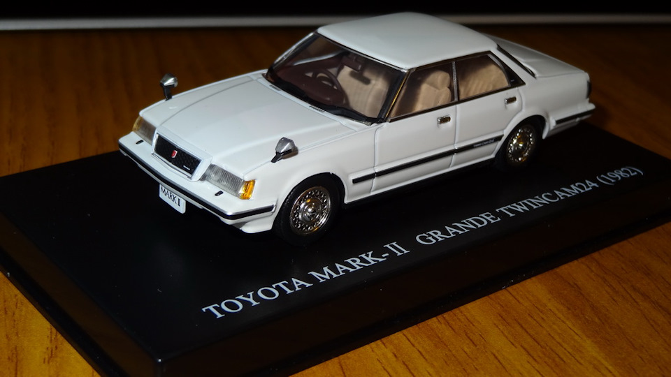 Toyota Mark II Grande Twin Cam 24 GX61 (1982) Aoshima DISM
