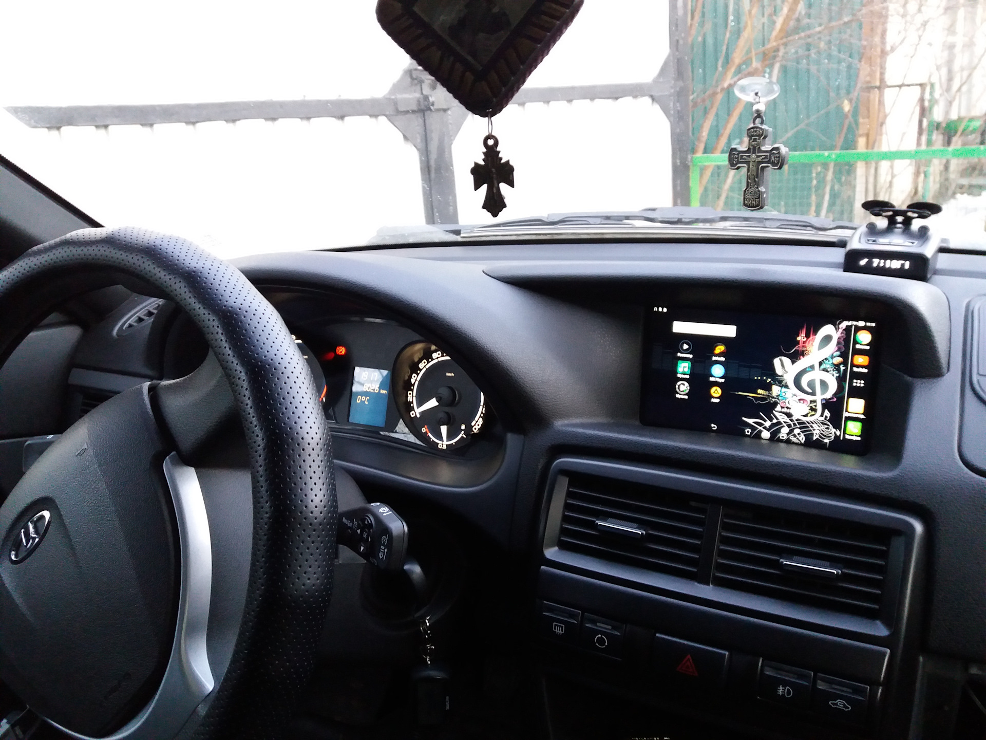 Планшет на месте — Lada Приора седан, 1,6 л, 2015 года | электроника ...
