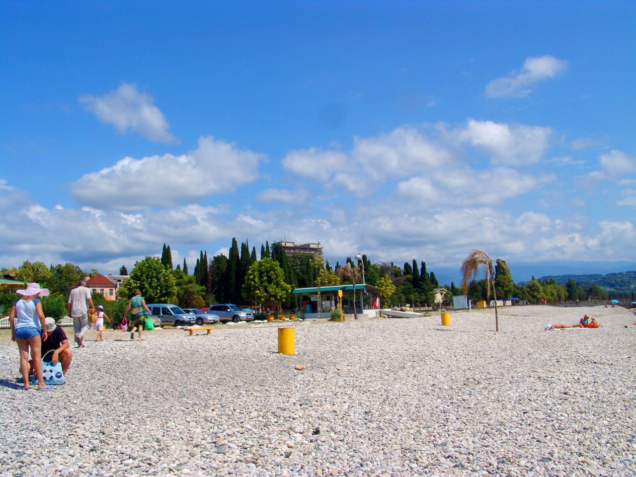 Пляжи абхазии с детьми. Багрипш пансионат Абхазия. Пляж Багрипш Абхазия. Гудаута Абхазия пляж.