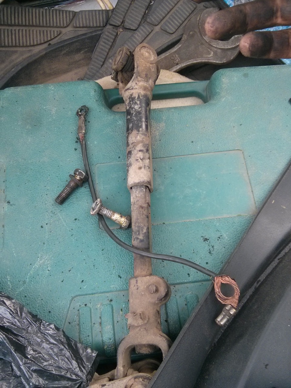 Поменял рулевой карданчик и подтянул рейку :) — Toyota Chaser (80), 2 л ...