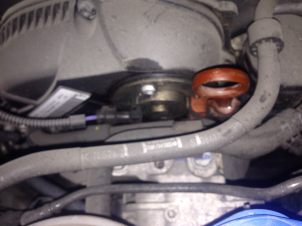 Гонит масло из под датчика Холла по регулировки верхних распредвалов ...