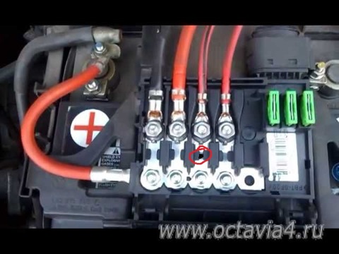 Блок предохранителей под капотом шкода Бортжурнал Skoda Octavia