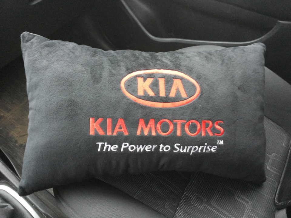 Купить подушку рио. Подушка Kia. Подушка в машину Киа. Подушка с логотипом Kia. Подушки Киа Рио.