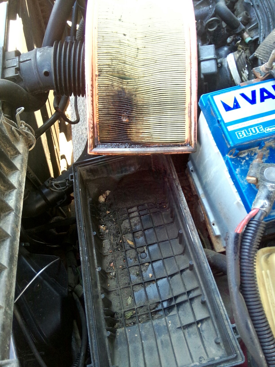 Белая эмульсия в маслозаливной горловине — Peugeot 405, 1,6 л, 1993 ...