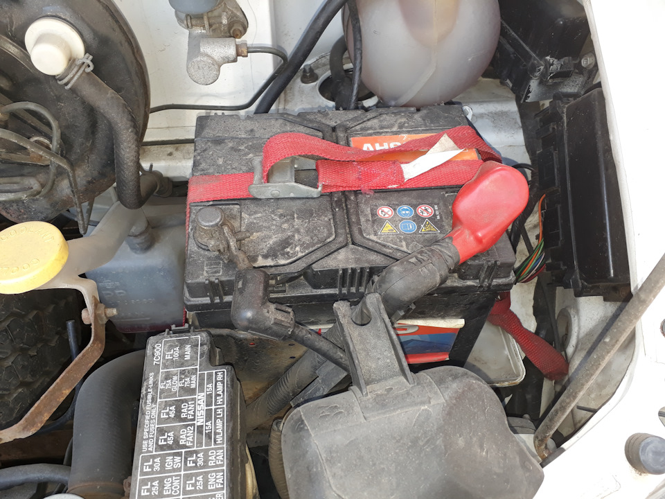 Держатель аккумулятора и резинка на педали — Nissan Serena Mk I (C23 ...
