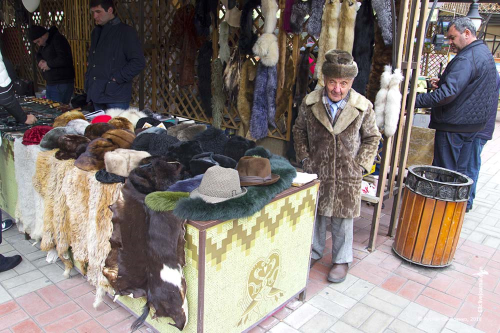 Одежда в ереване. Рынок Вернисаж в Ереване. Блошиный рынок Вернисаж в Ереване. Армения блошиный рынок в Ереване. Армения Вернисаж ярмарка Ереван.