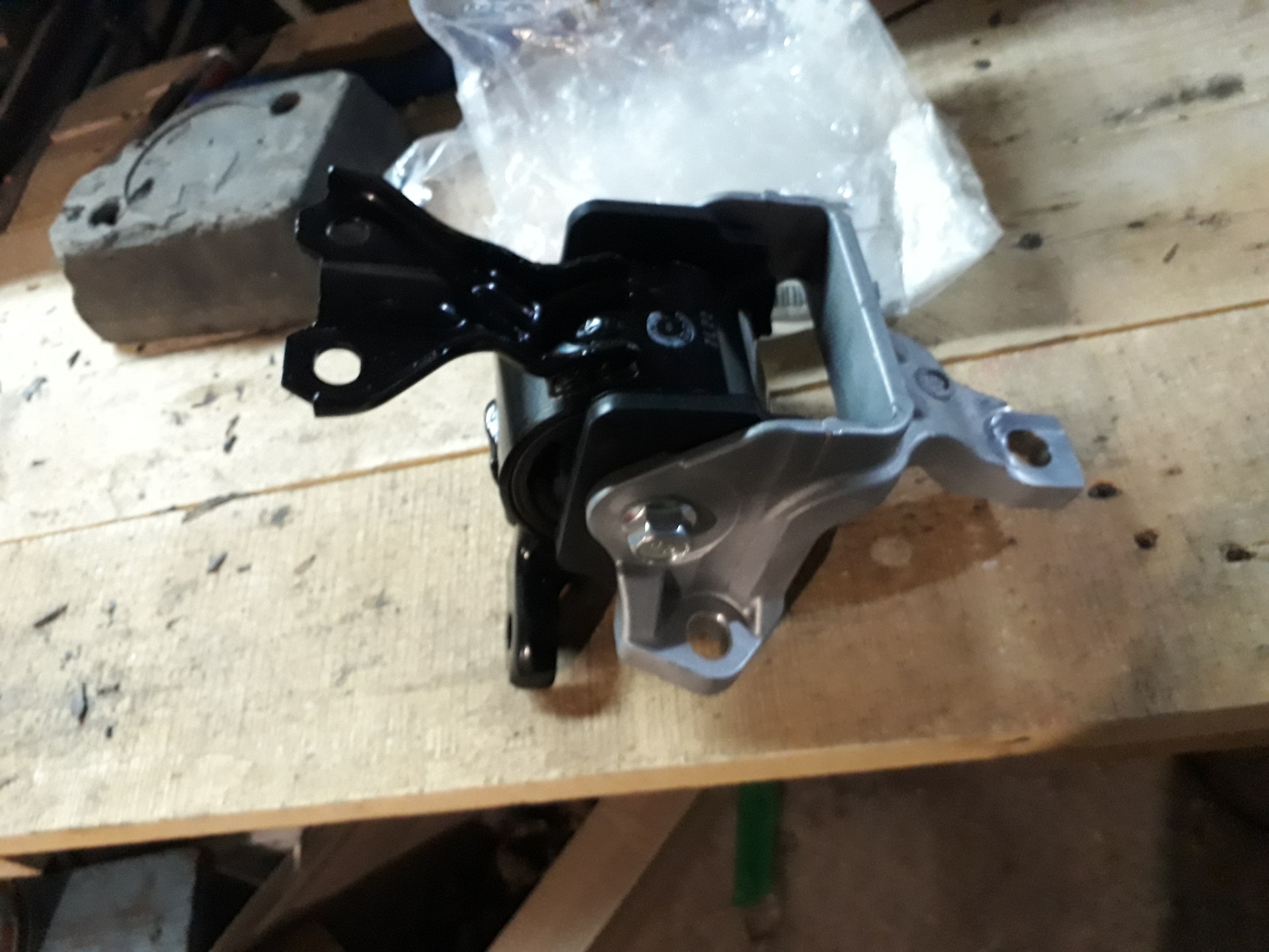 Подушка двигателя outlander xl 2. Mn184301. Опоры двигателя аутлендер 3. Подушка двигателя outlander xl 2. Подушка двигателя аутлендер 3 2.