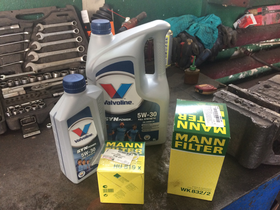 5. Моторное масло для вольво с40 2. 4. Кастрол для вольво хс90 дизель 0w30 в наличии. Какое масло в двигатель вольво 2.