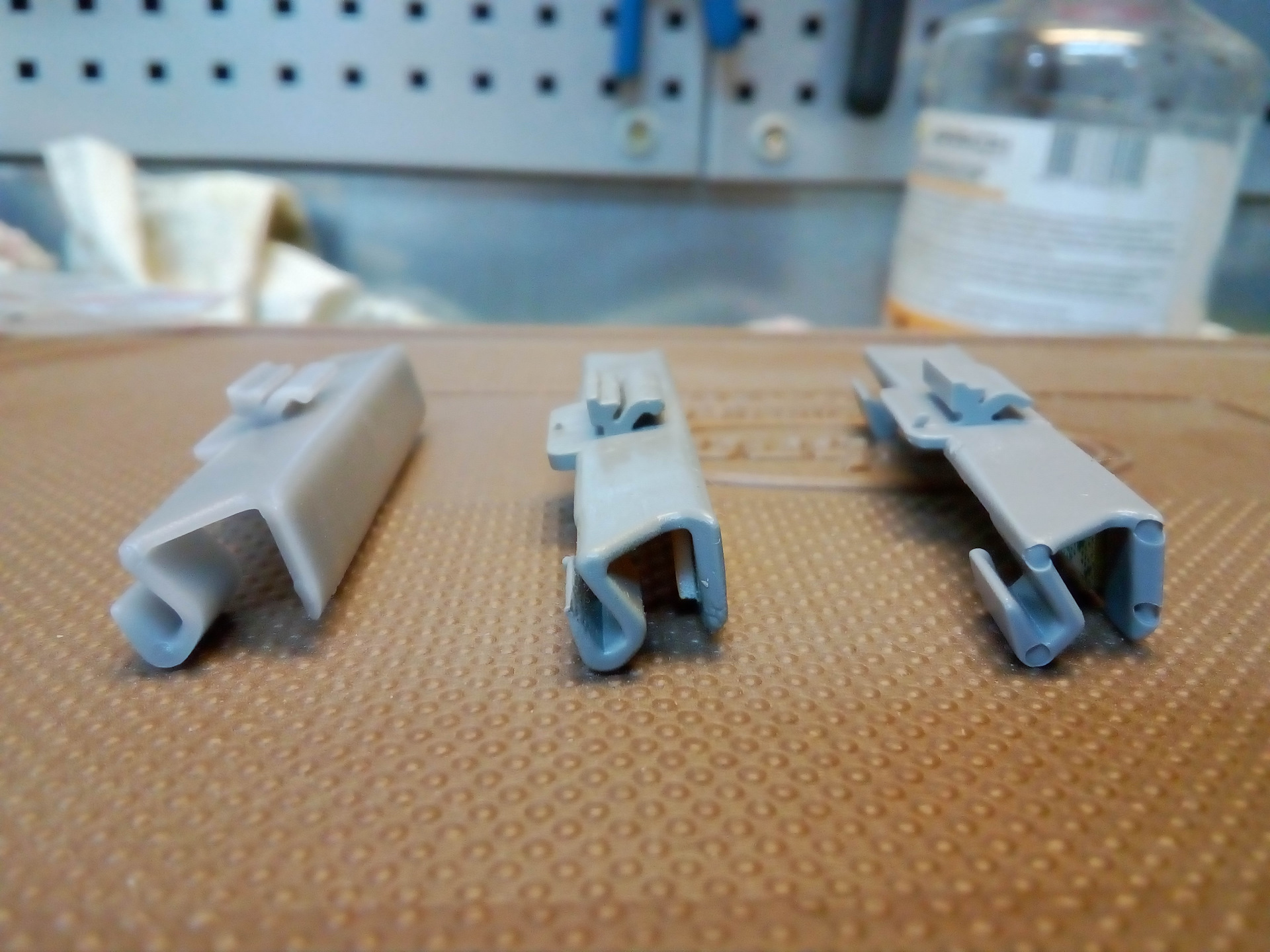 Клипса молдинга форд эксплорер 2002. Клипса крепления лобового стекла. Клипса крепления лобового стекла. Клипса молдинга форд транзит. Клипса крепления лобового стекла.