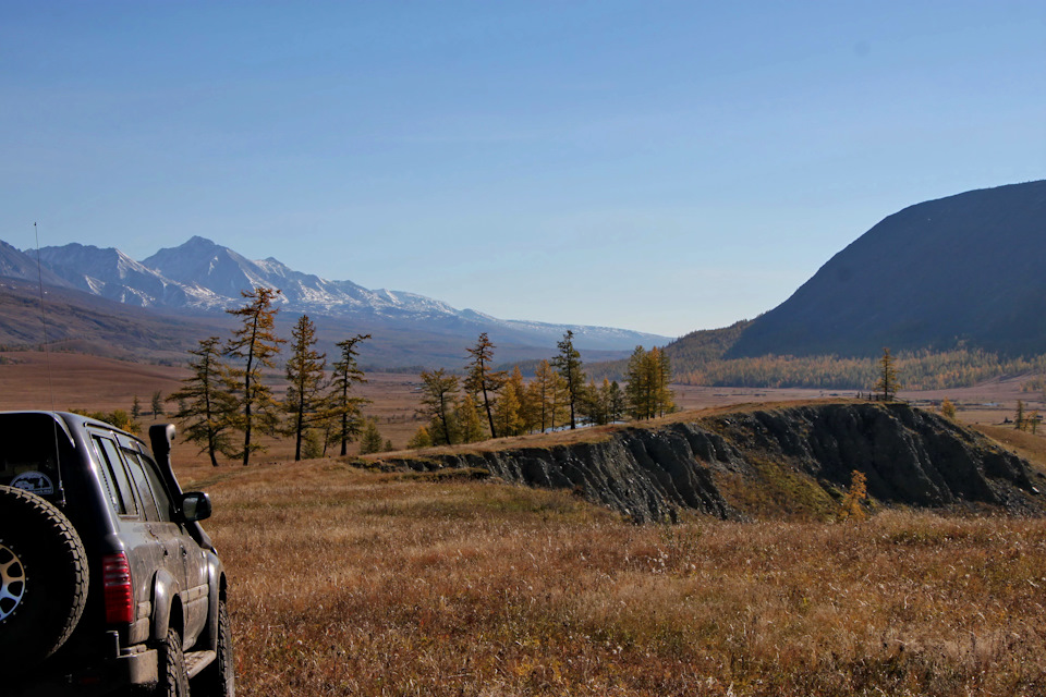 Позавтракали и экипаж Вити уехал за запчастью. На весь день. В лучшем случае вечером, уже потемну вернутся. А нам осталось ждать, надеяться и обустраивать лагерь- в этой высокогорной пустыне умудриться собрать сухих дров для вечернего костра, приготовить на ужин что-то эдакое, вкусное, и заодно подготовить 79-го к установке новой полуоси. — Toyota Land Cruiser 80