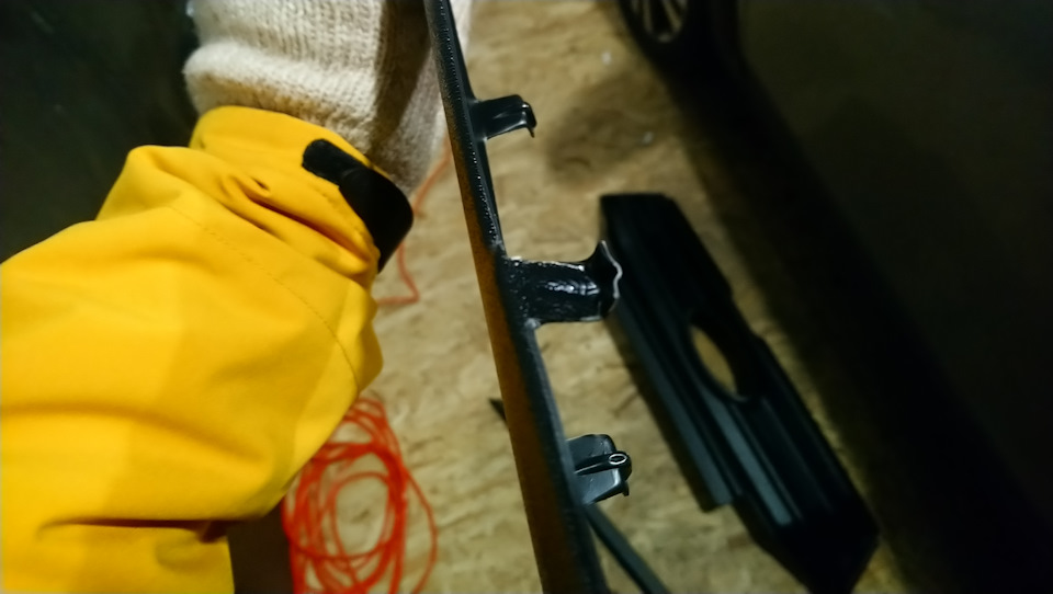 Нижние элементы фиксируются своими лапками за решетку. При этом установленная сетка не мешает. — Lada Vesta SW Cross (1G). Запчасти на фото: 10000159