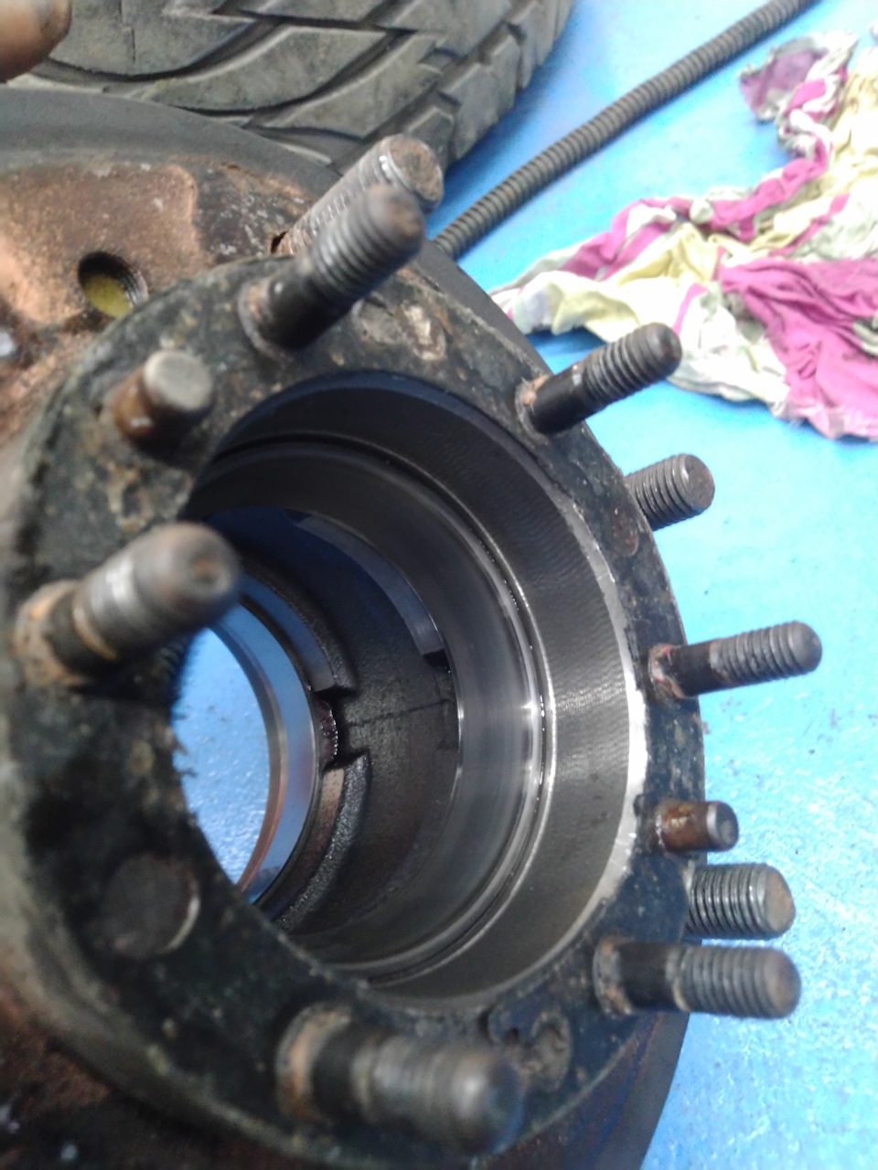 так-же следует поступить с внешними обоймами подшипников с нарушней стороны ступицы… — Toyota Hilux Surf (2G)