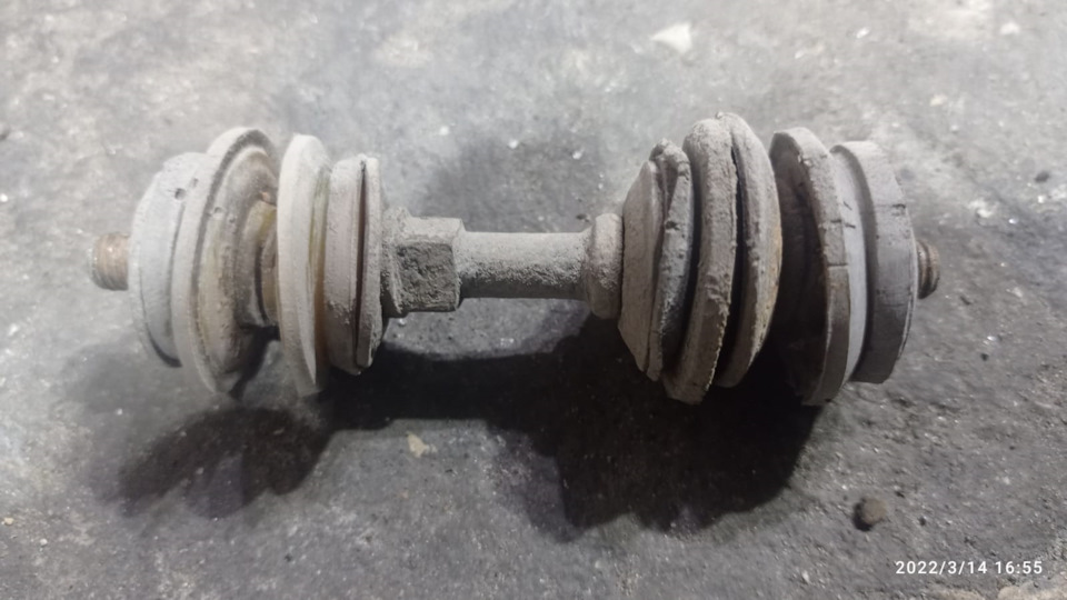 Вот поближе. Порепались только края. Внутри все целое. Немного дефрмированно из за скоса контакта с рычагом. — Toyota Funcargo