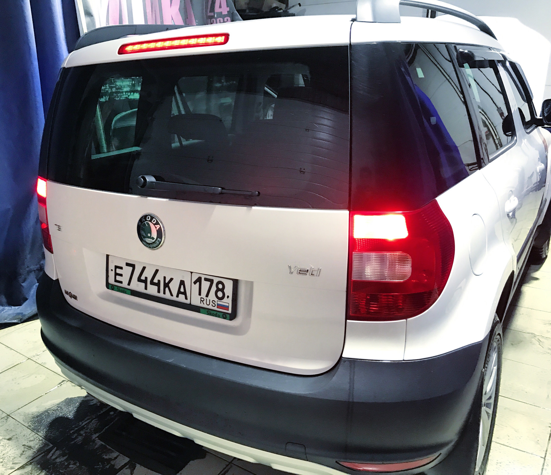 Сигналы шкода йети. Автомобильные лампы для Skoda Yeti 1. Стоп сигнал Шкода Йети. Skoda Yeti свет. Лампочки Шкода Йети 2011 года.