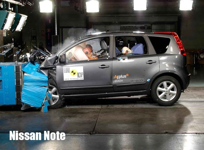 Драйв ниссан ноут. Nissan Note crash. Краш тест Ниссан ноут 2008. Crash Test 2003-2005 Nissan. Краш тест Nissan Note.