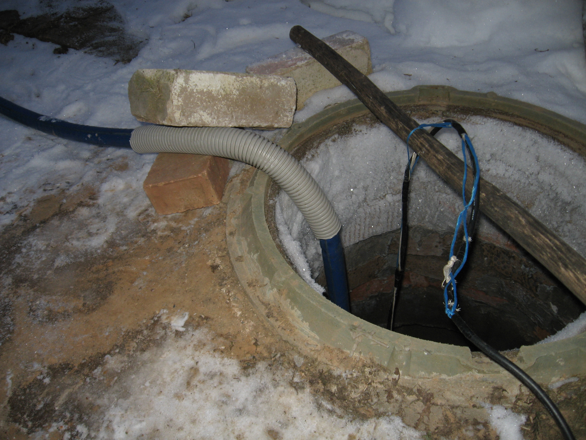 Замерзла вода дома что делать. Шланг для колодца зимой. Зимний водопровод со сливом. Шланг из скважины. Шланг для водопровода в колодец.